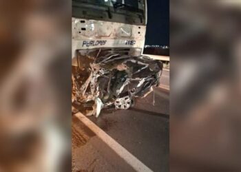 Motorista morre após carro partir ao meio em colisão com caminhão na BR-262