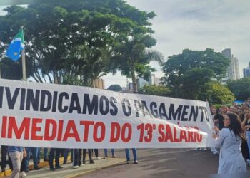Enfermeiros protestam na Santa Casa de Campo Grande por falta de pagamento do 13º salário