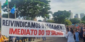 Enfermeiros protestam na Santa Casa de Campo Grande por falta de pagamento do 13º salário