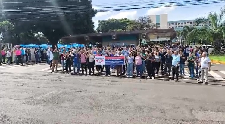 Profissionais da Santa Casa voltam a protestar por 13º salário não pago