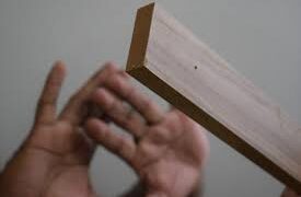 Filho é preso após agredir a própria mãe com pedaço de madeira