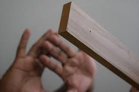 Filho é preso após agredir a própria mãe com pedaço de madeira