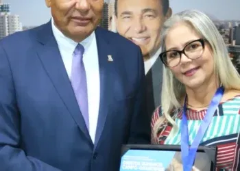 Carlão entrega Medalha pelos Direitos Humanos a Carlos Melke, Janilda Nelci e Raquel Lázaro Carlão entrega Medalha pelos Direitos Humanos a Carlos Melke, Janilda Nelci e Raquel Lázaro