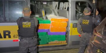 Van escolar é flagrada com 470 kg de maconha na MS-480