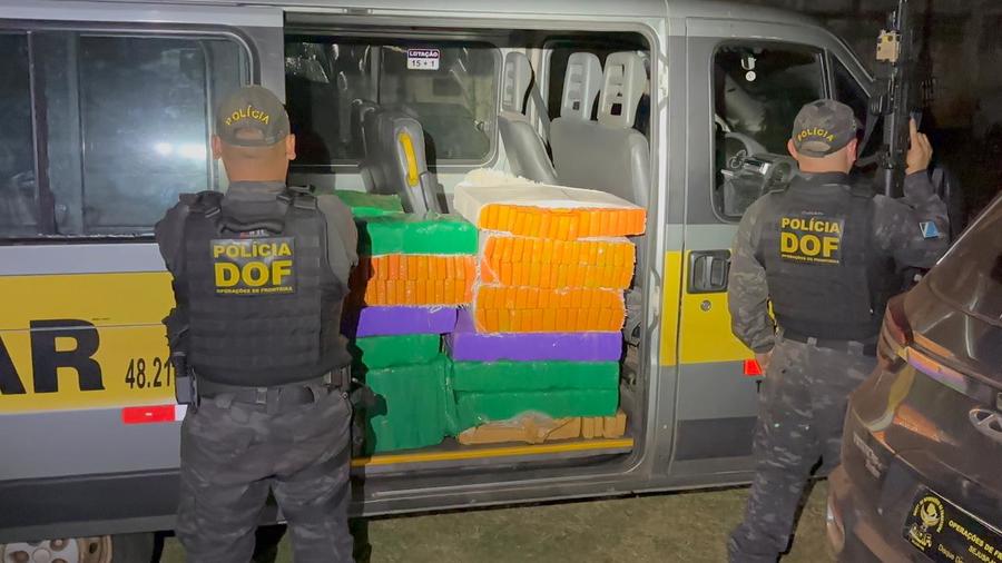 Van escolar é flagrada com 470 kg de maconha na MS-480