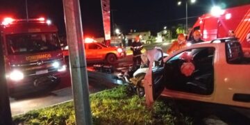 Carro bate em semáforo e fica destruído em Campo Grande