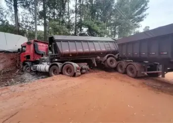 Acidente entre carreta e picape mata três pessoas na MS-240 Acidente entre carreta e picape mata três pessoas na MS-240