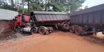Acidente entre carreta e picape mata três pessoas na MS-240