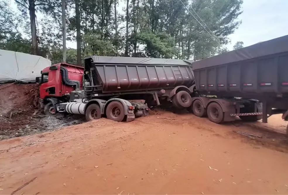 Acidente entre carreta e picape mata três pessoas na MS-240
