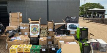 Polícia Federal encontra eletrônicos, bebidas e caixas de som sem documentação fiscal