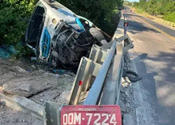 Caminhão-guincho cai de ponte na BR-163 e deixa motorista ferido