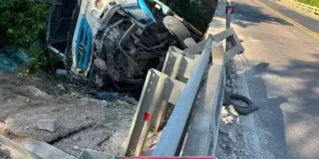 Caminhão-guincho cai de ponte na BR-163 e deixa motorista ferido