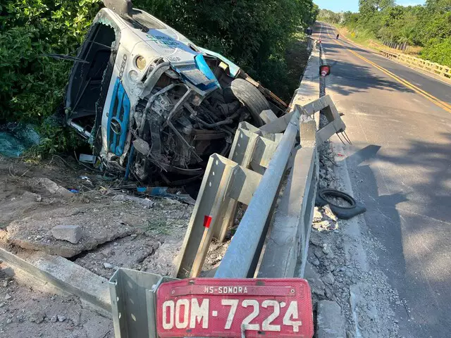 Caminhão-guincho cai de ponte na BR-163 e deixa motorista ferido