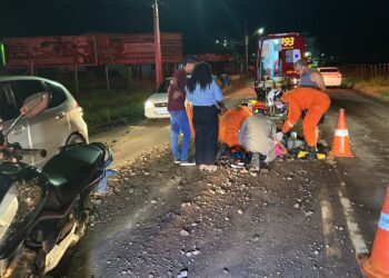 Motociclista cai após derrapar em pista molhada com pedras na Avenida Três Barras