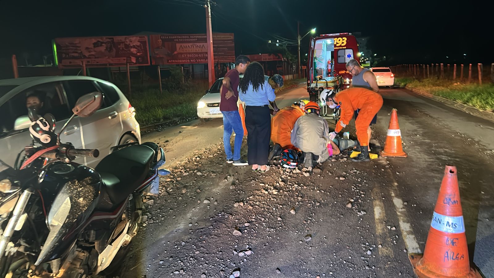 Motociclista cai após derrapar em pista molhada com pedras na Avenida Três Barras