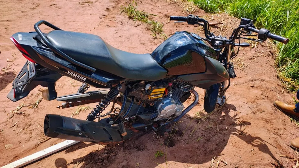 Moto furtada é encontrada abandonada em loteamento
