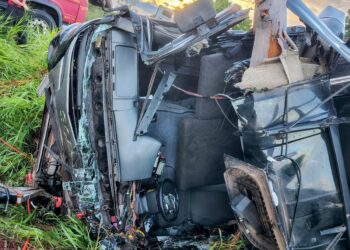 Acidente com caminhão deixa vítima presa às ferragens na MS-040 Acidente com caminhão deixa vítima presa às ferragens na MS-040