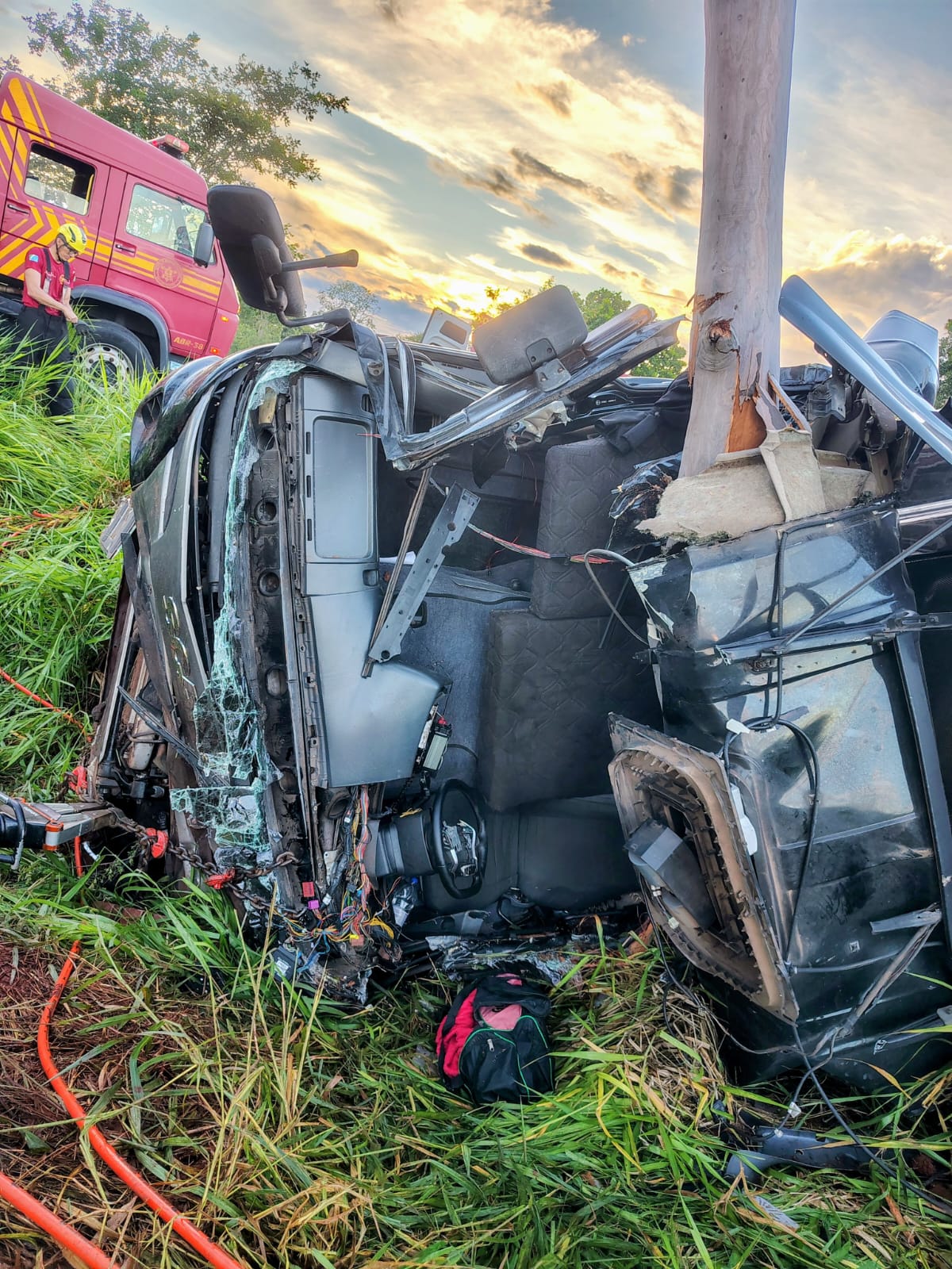 Acidente com caminhão deixa vítima presa às ferragens na MS-040
