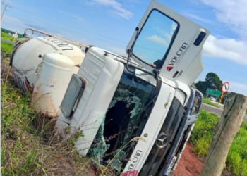 Caminhão tomba e causa transtornos na MS-316
