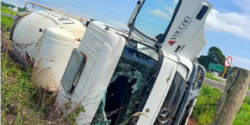 Caminhão tomba e causa transtornos na MS-316