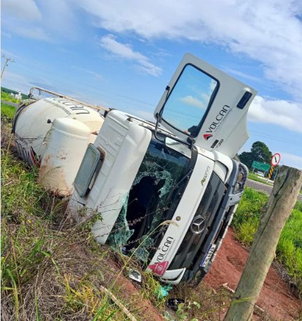 Caminhão tomba e causa transtornos na MS-316