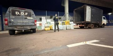 Caminhão com carga milionária de cigarros é apreendido após fuga na fronteira