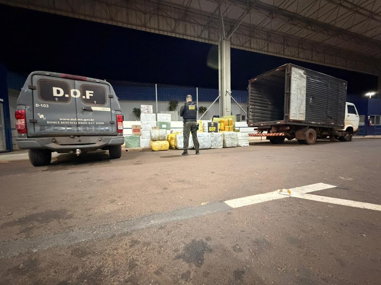 Caminhão com carga milionária de cigarros é apreendido após fuga na fronteira