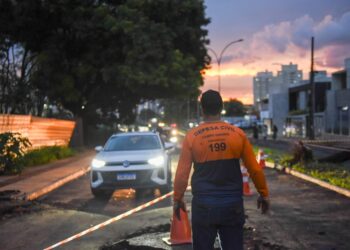Chuva forte causa estragos e Prefeitura inicia obra emergencial na Rachid Neder Chuva forte causa estragos e Prefeitura inicia obra emergencial na Rachid Neder