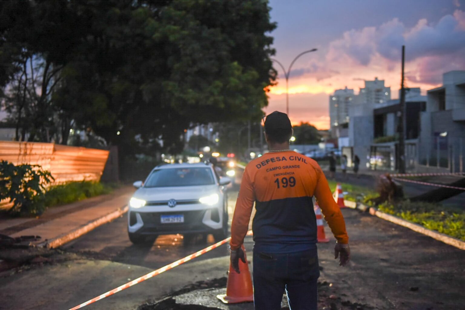 Chuva forte causa estragos e Prefeitura inicia obra emergencial na Rachid Neder