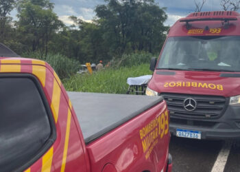 Três pessoas ficam feridas em acidente na BR-267 Três pessoas ficam feridas em acidente na BR-267