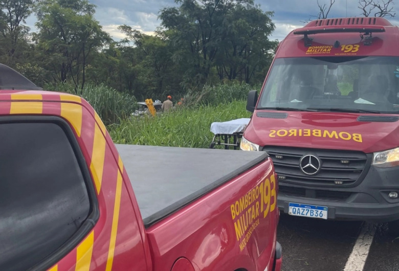 Três pessoas ficam feridas em acidente na BR-267