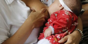 Amamentação durante vacinação ajuda a reduzir dor e estresse do bebê