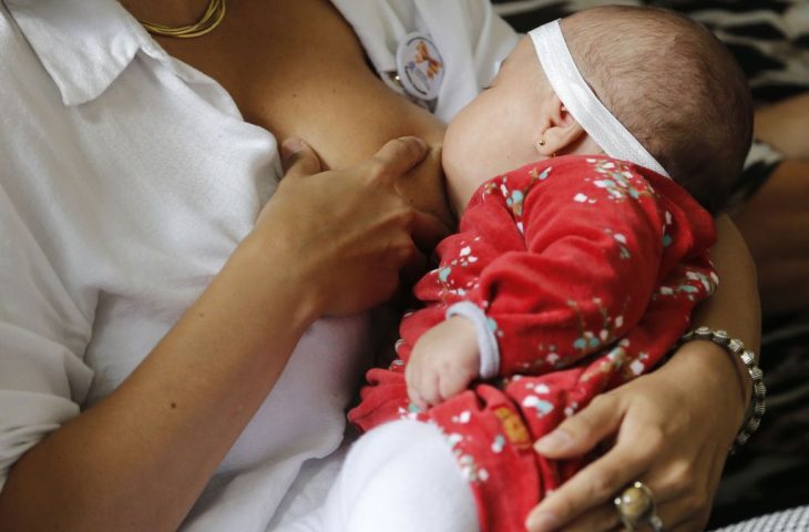 Amamentação durante vacinação ajuda a reduzir dor e estresse do bebê