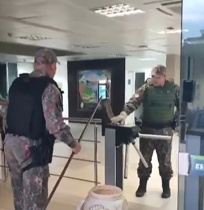 Cobra criada? De rolê no TCE, jiboia é resgatada pela PMA