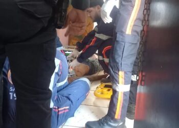 Jovem é baleado na cabeça e levado em estado grave ao hospital Jovem é baleado na cabeça e levado em estado grave ao hospital