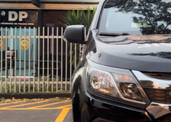 Jovem é preso e adolescente apreendido após ataque a tiros em residência Jovem é preso e adolescente apreendido após ataque a tiros em residência