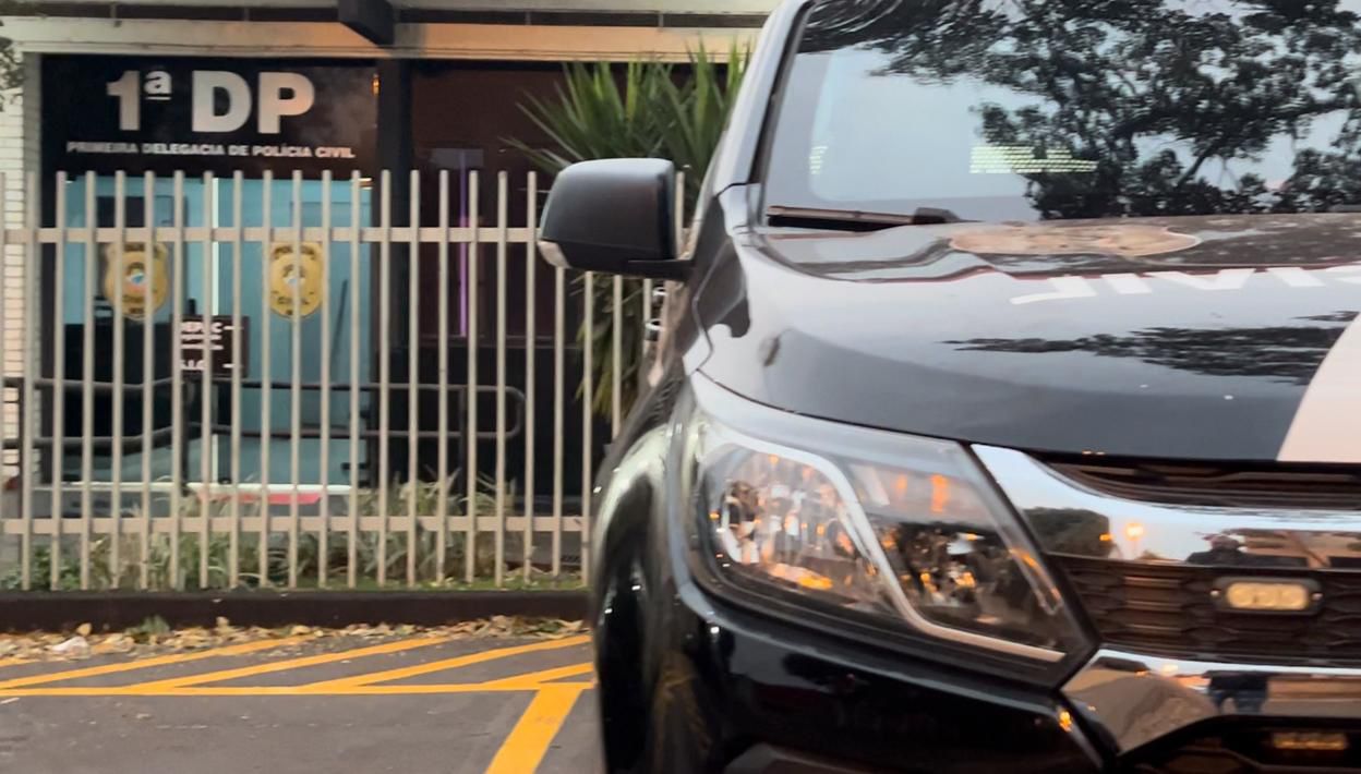 Jovem é preso e adolescente apreendido após ataque a tiros em residência