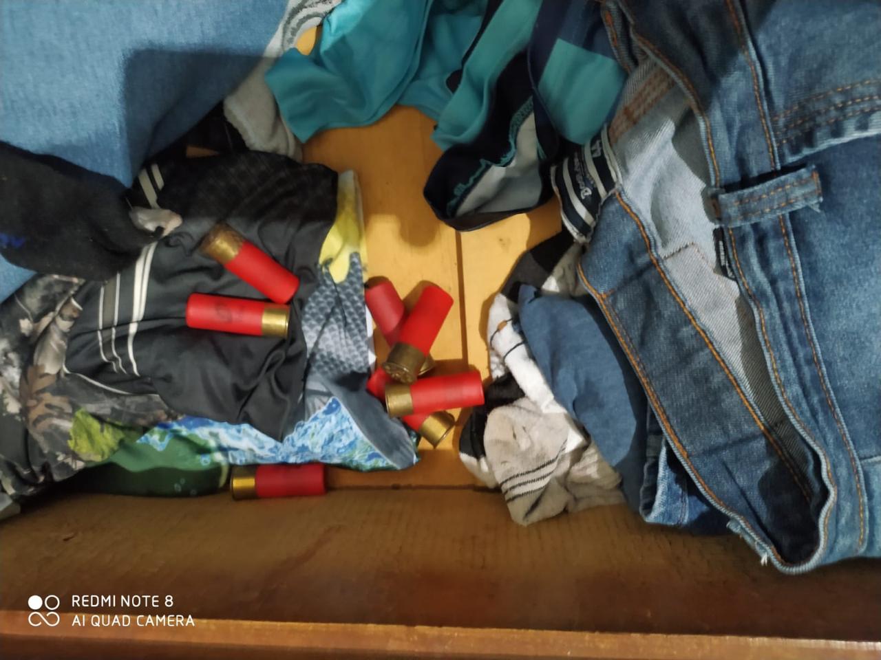 Durante investigação de violência doméstica, polícia prende homem por posse irregular de munições