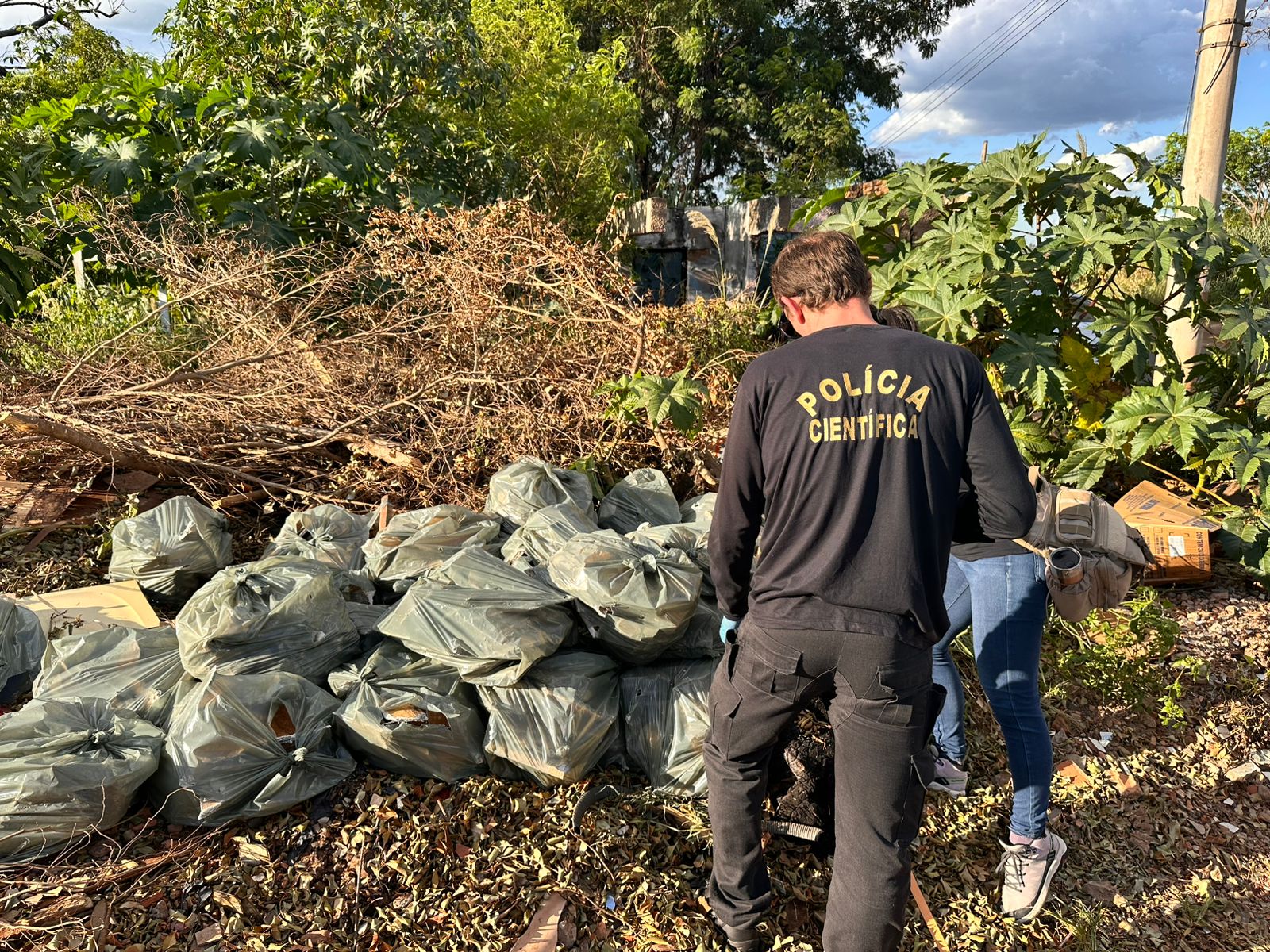 Dupla é presa por descarte irregular de caixas d’água de amianto em terreno público