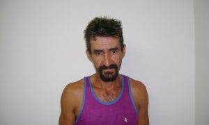 Homem que tentou atirar na companheira segue foragido