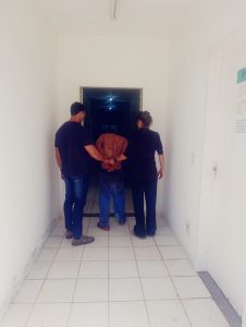 Homem é preso após agredir esposa e enteada de 16 anos