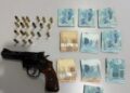 Prisão resulta em apreensão de armas e R$ 10 mil, causando prejuízo ao crime