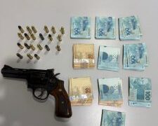 Prisão resulta em apreensão de armas e R$ 10 mil, causando prejuízo ao crime