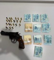 Prisão resulta em apreensão de armas e R$ 10 mil, causando prejuízo ao crime