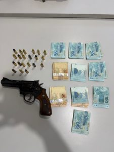 Prisão resulta em apreensão de armas e R$ 10 mil, causando prejuízo ao crime