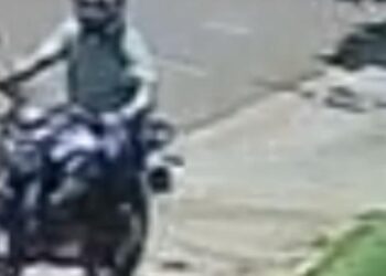 Vídeo: motociclista levanta saia de criança e é flagrado por câmeras; polícia procura meliante 