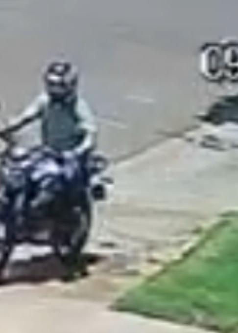 Vídeo: motociclista levanta saia de criança e é flagrado por câmeras; polícia procura meliante 