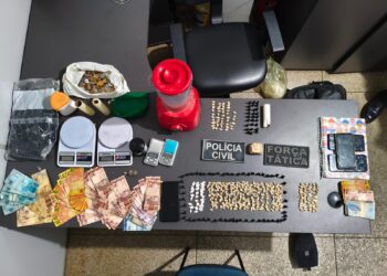 Operação em condomínio fecha três pontos de venda de drogas