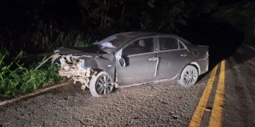 Corolla fica destruído após colisão com ônibus na BR-060