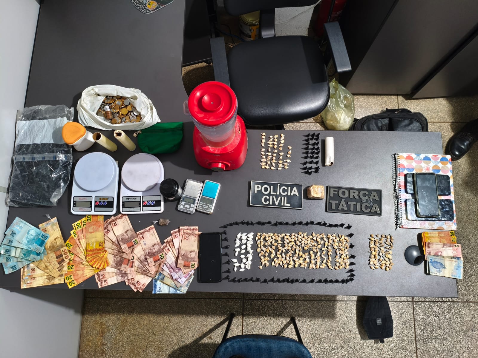 Operação em condomínio fecha três pontos de venda de drogas